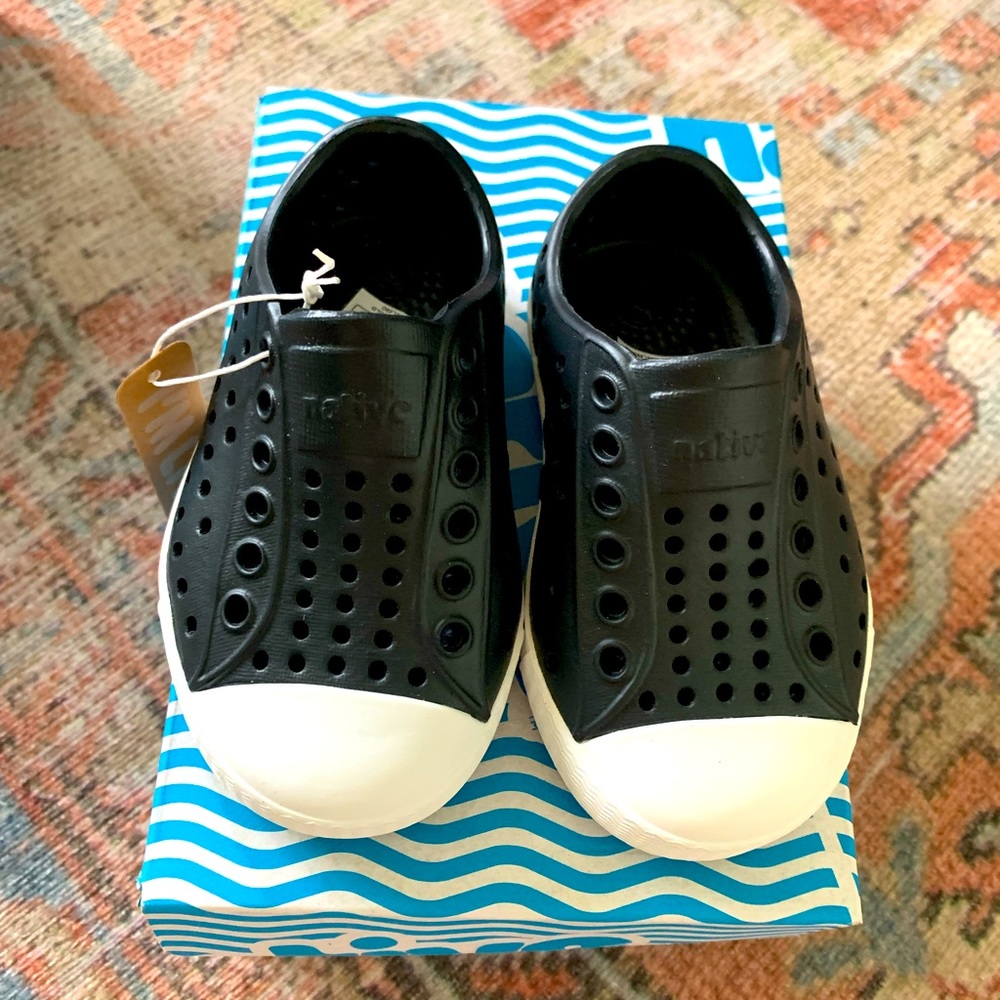 NEW Native Jefferson Size 5 Black